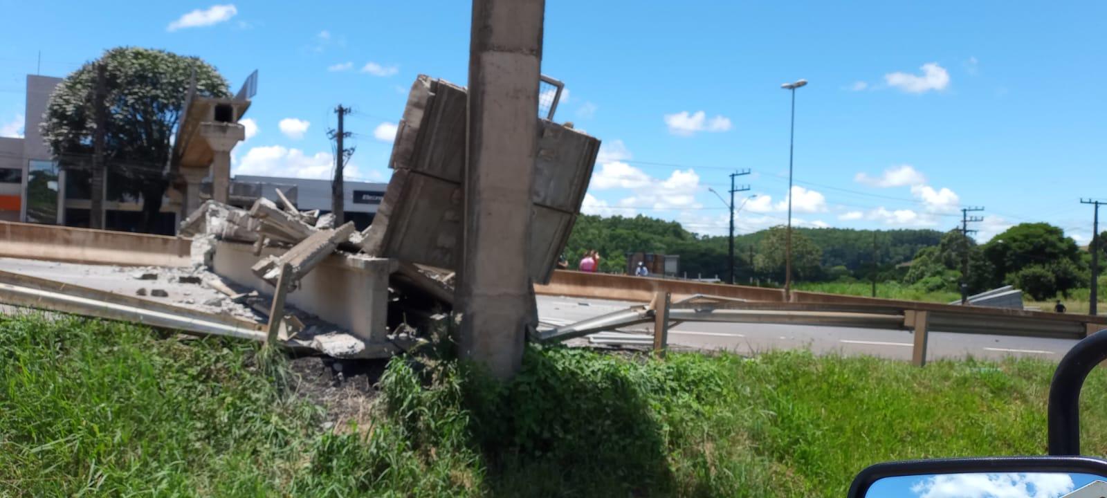 Caminhão derruba passarela na SC 480 em Chapecó