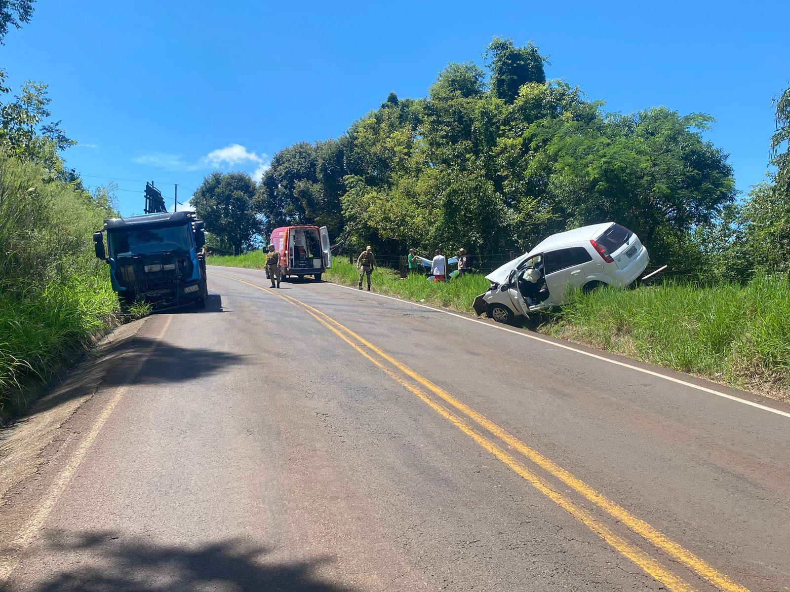 Acidente entre carro e caminhão no interior de União do Oeste