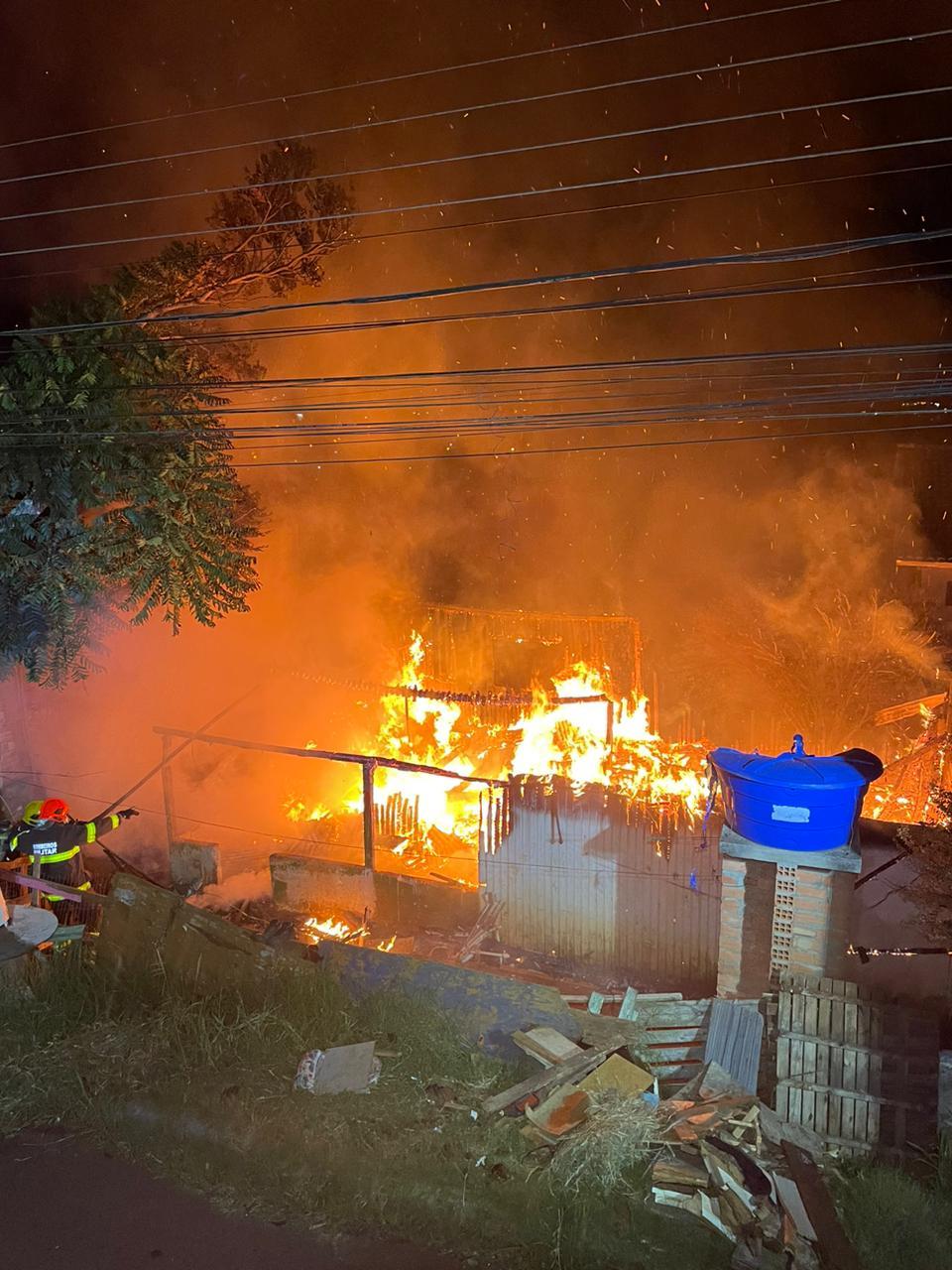 Incêndio destroi residência no Bairro Esplanada em Chapecó