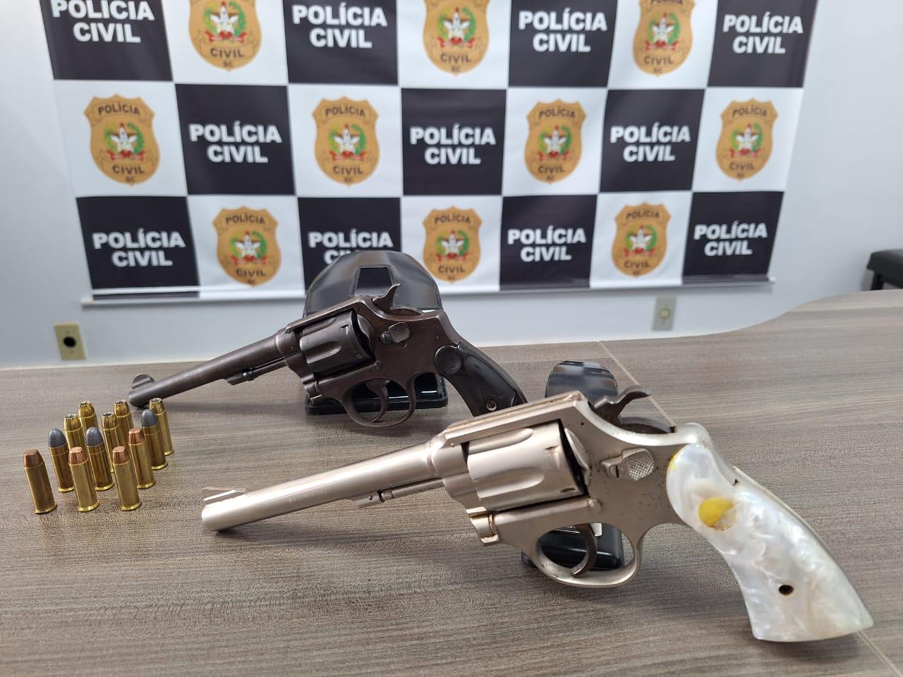 POLÍCIA CIVIL CUMPRE MANDADOS DE BUSCAS EM CAMPO ERÊ/SC E APREENDE ARMAS DE FOGO E MUNIÇÕES