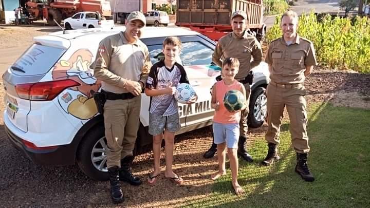 POLÍCIA MILITAR DE SÃO LOURENÇO DO OESTE FAZ SURPRESA A CRIANÇAS VÍTIMAS DE FURTO