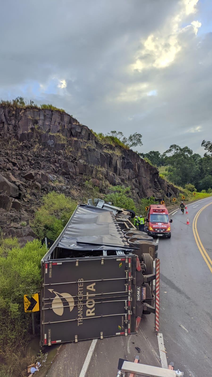 Tombamento de carreta na SC 157 em Quilombo