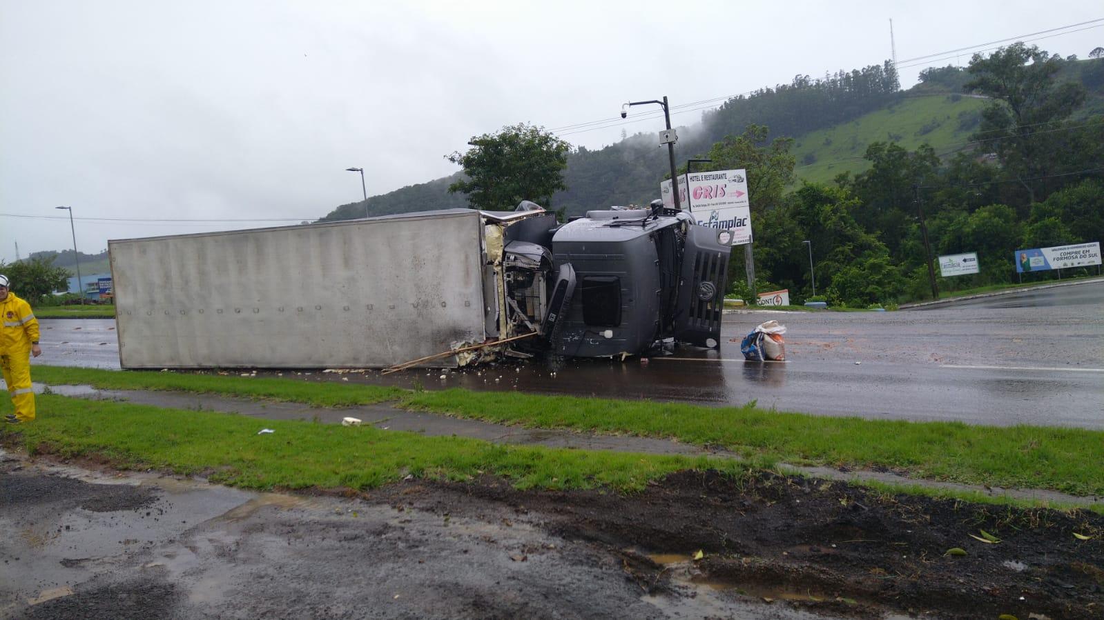 ACIDENTE ENTRE CAMINHÕES NA SC-157 EM FORMOSA DO SUL