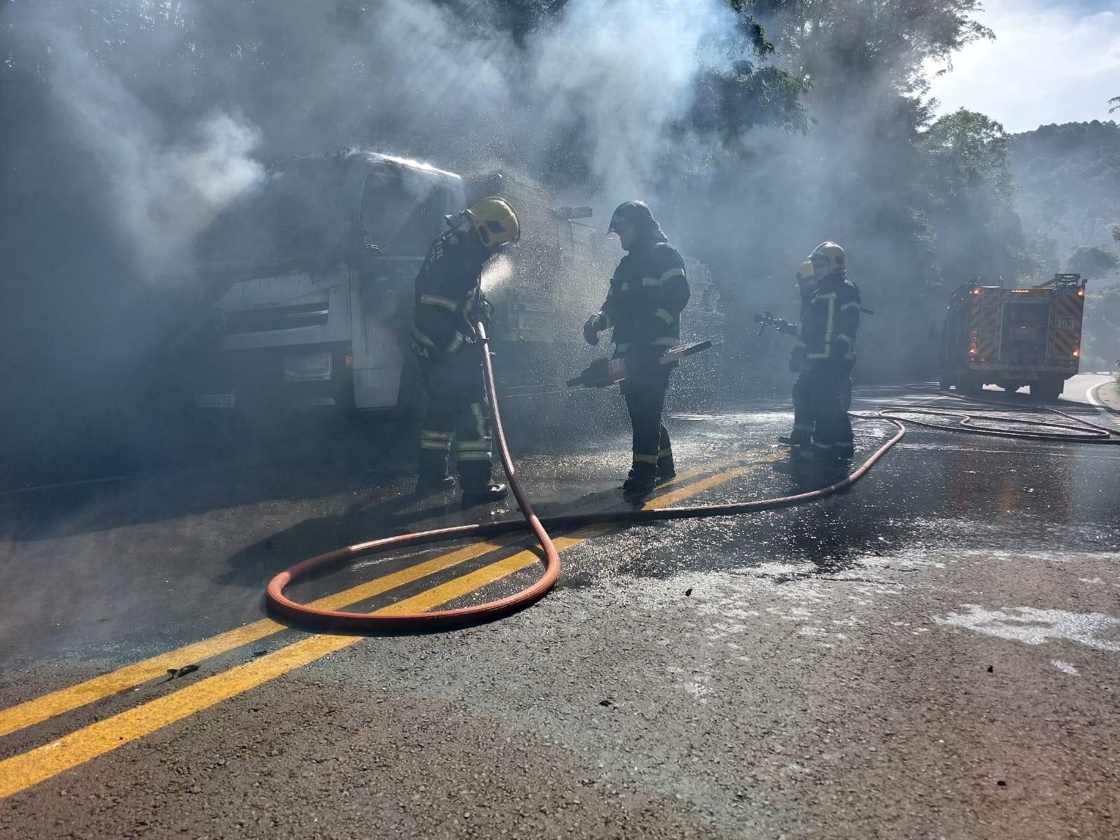 Caminhão pega fogo na SC-157 entre Quilombo e Formosa do Sul SC