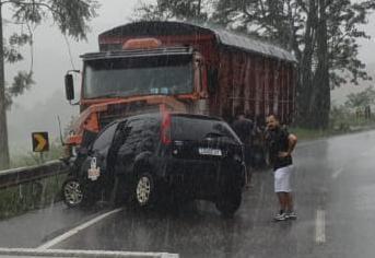 Colisão carreta e carro na SC-160 deixa condutor do carro ferido