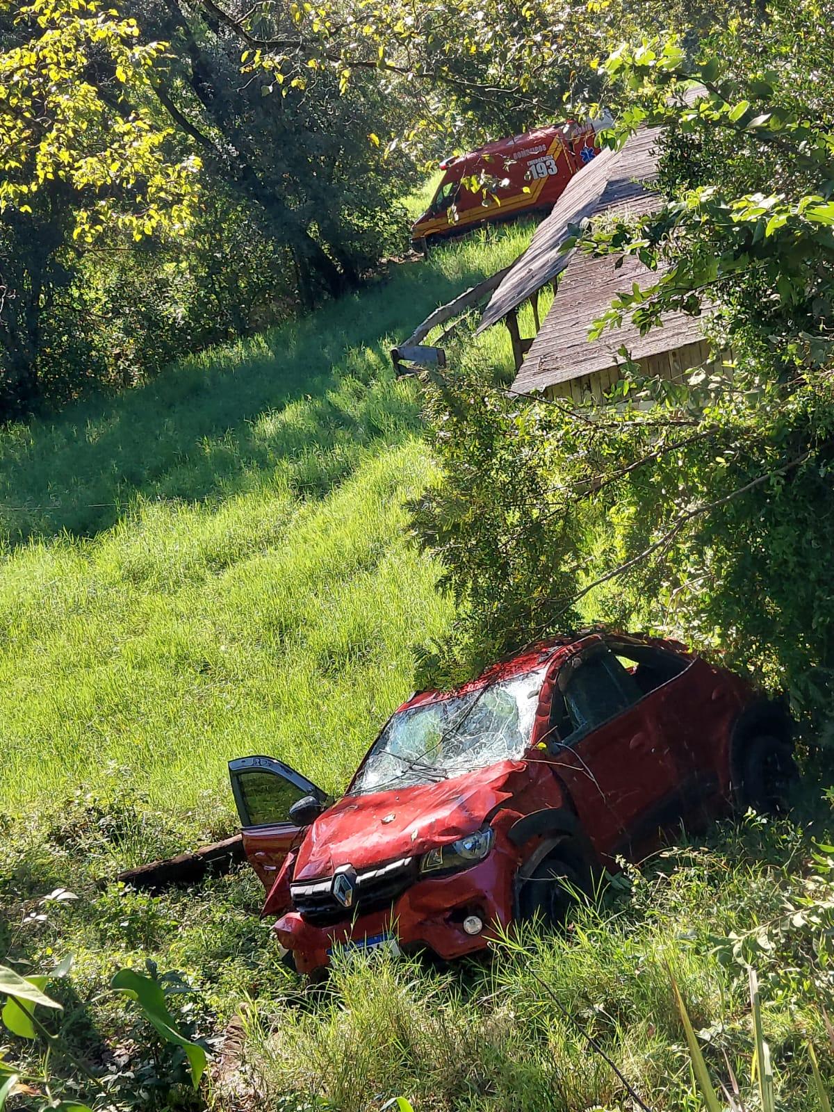 Colisão entre carro e caminhão na SC-157, na Linha Bergamini em Quilombo/SC