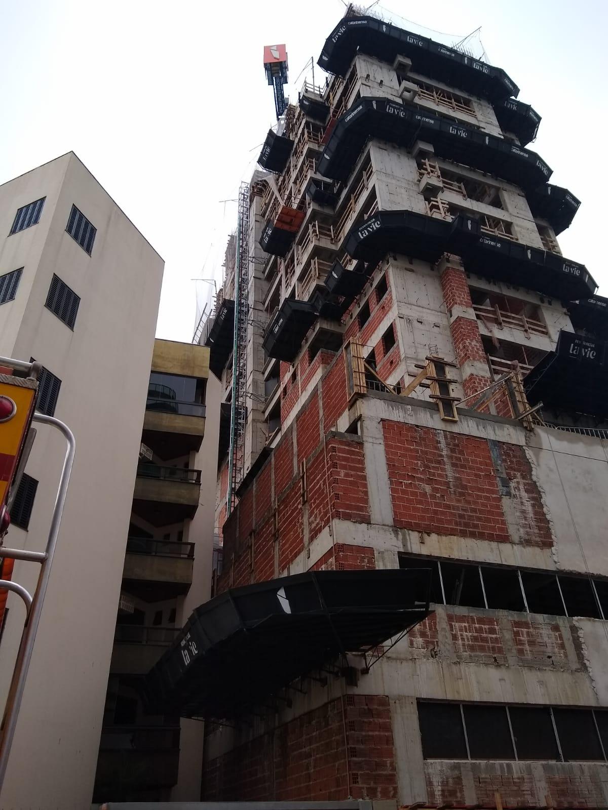 JOVEM DE 19 ANOS PERDE A VIDA AO CAIR DO 8º ANDAR DE PRÉDIO EM CONSTRUÇÃO EM CHPECÓ