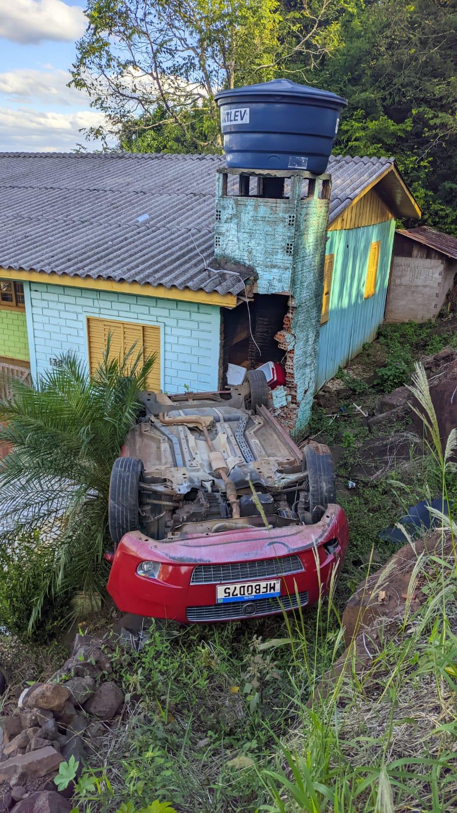 Motorista perde o controle do veículo e bate em casa no Centro de Quilombo SC