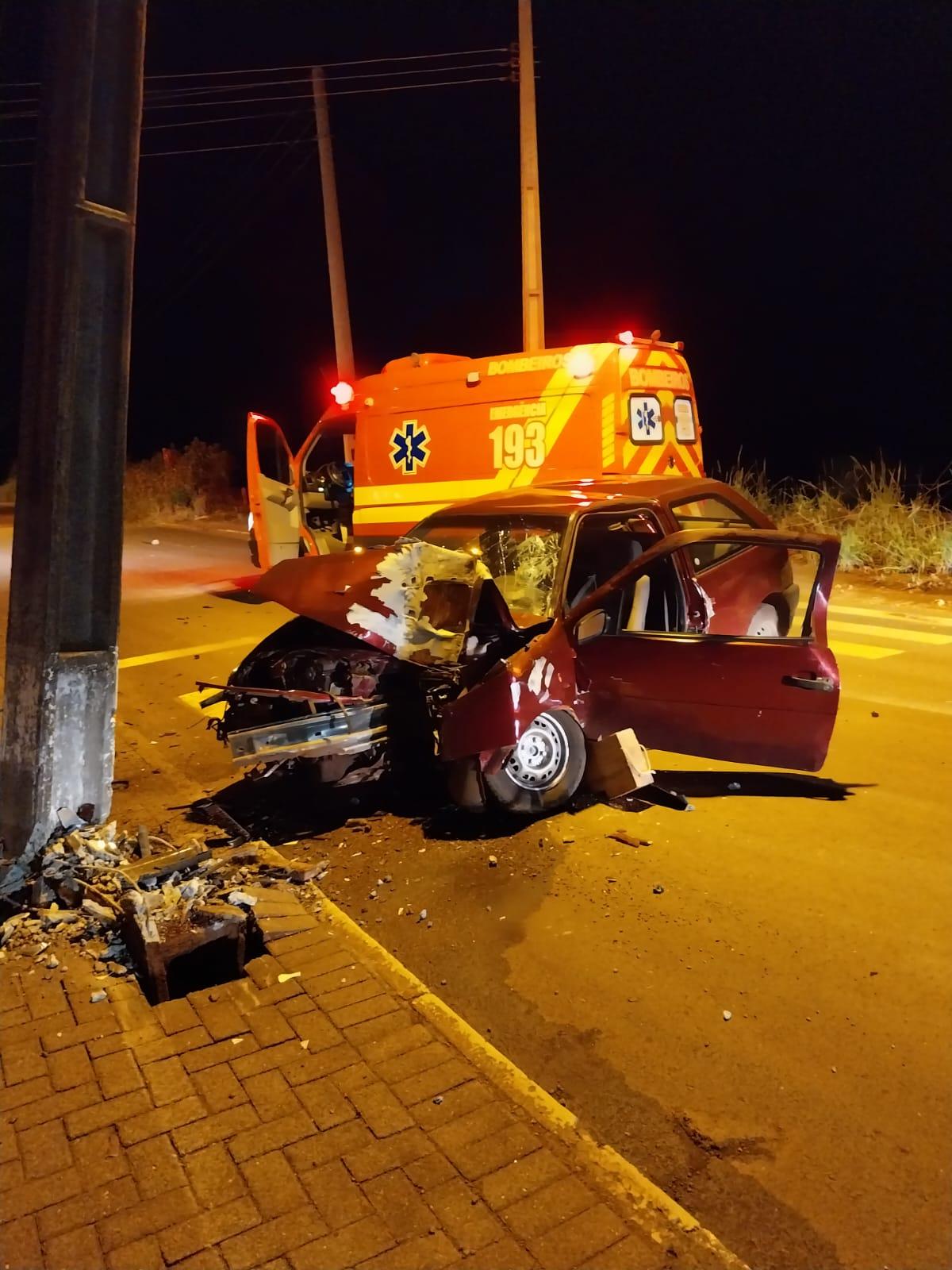 Motorista perde o controle e bate em poste em São Domingos/SC