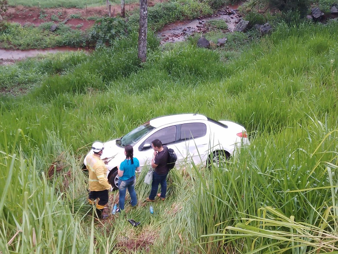 Saída de pista e capotamento de veículo na SC-157 na Linha Pinhal em Quilombo SC