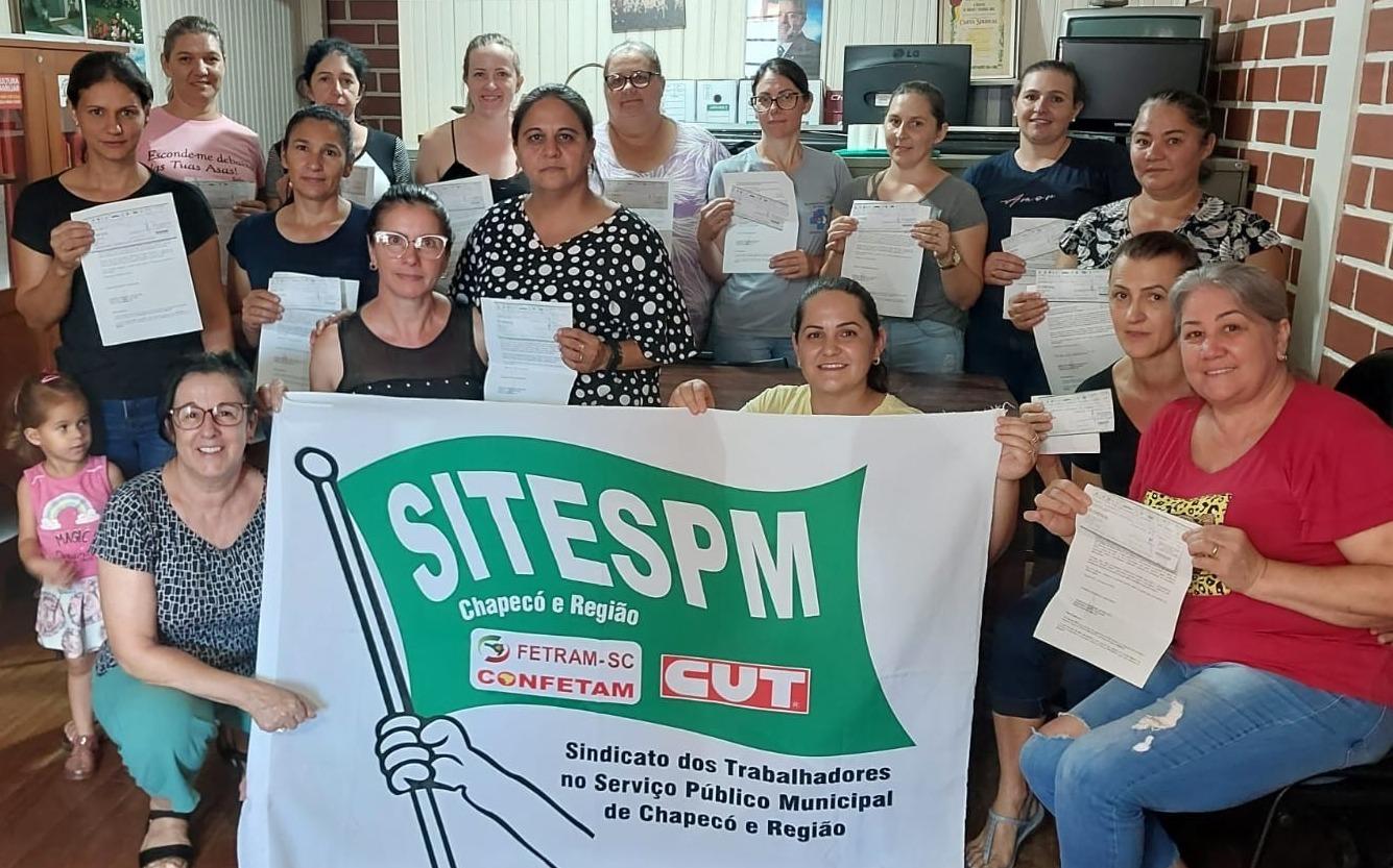 SITESPM-CHR faz a entrega de cheques de ações judiciais das Agentes de Saúde do Município de Quilombo/SC