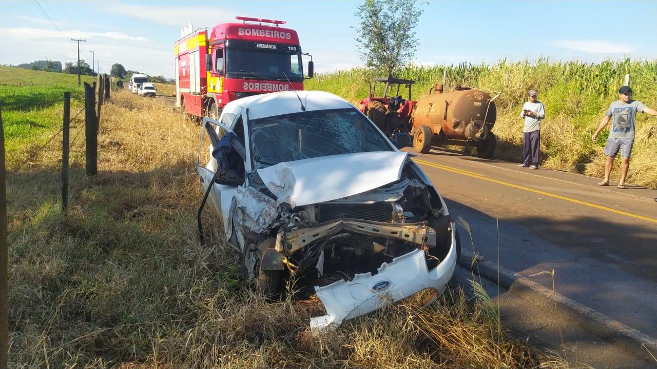 Acidente entre máquina agrícola e veículo de passeio deixa motorista gravemente ferido em Marema SC