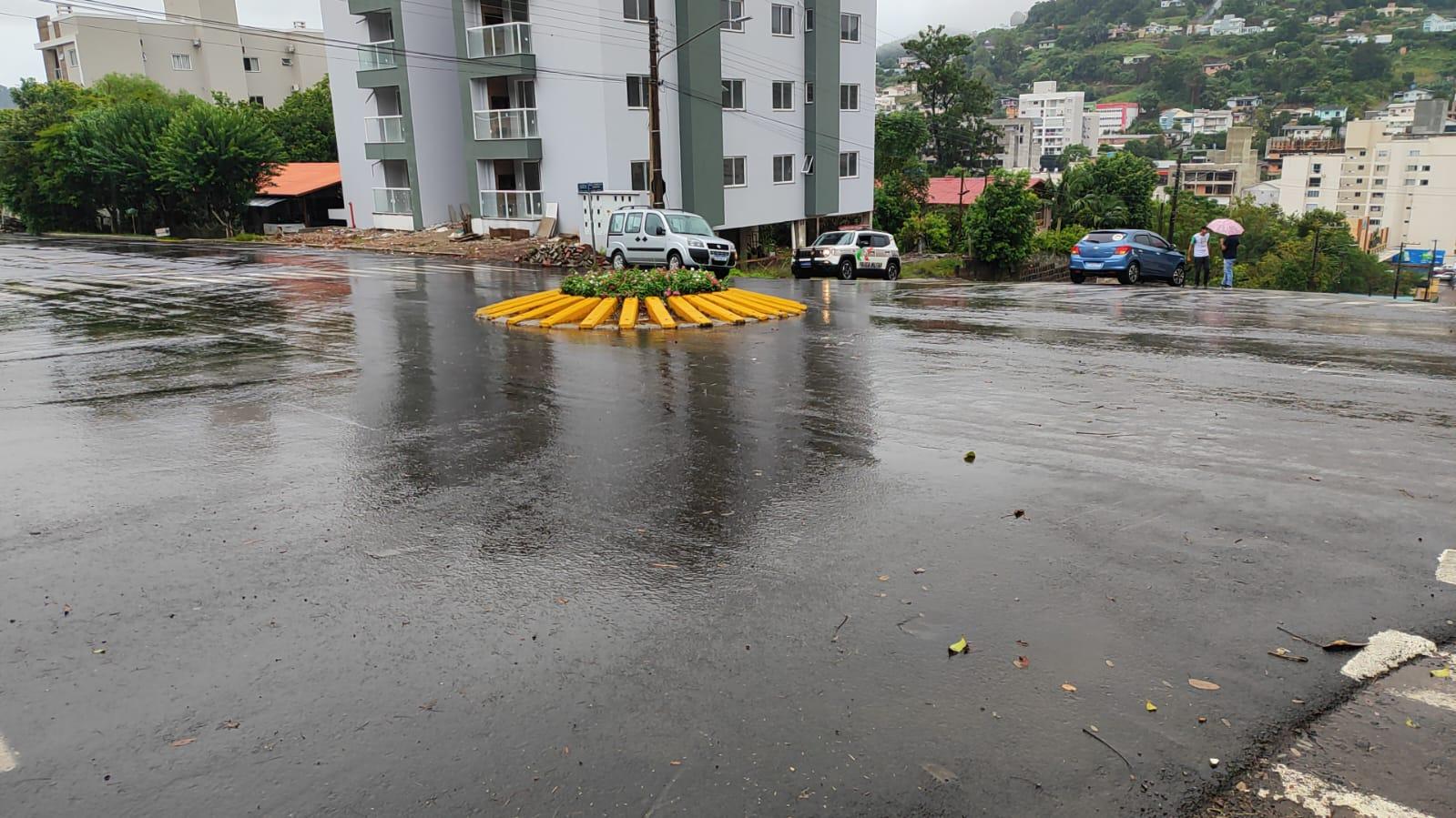 ACIDENTE ENTRE VEÍCULOS NO CENTRO DE QUILOMBO/SC