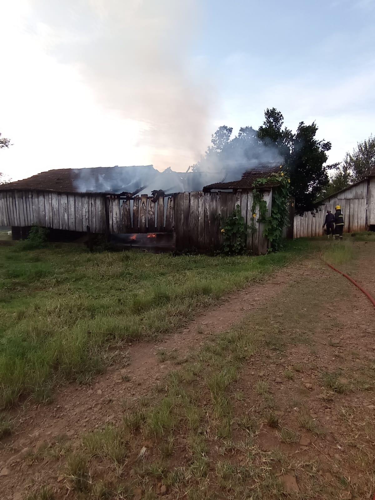 INCÊNDIO EM BARRACÃO NA LINHA CONSOLADORA, INTERIOR DE QUILOMBO SC