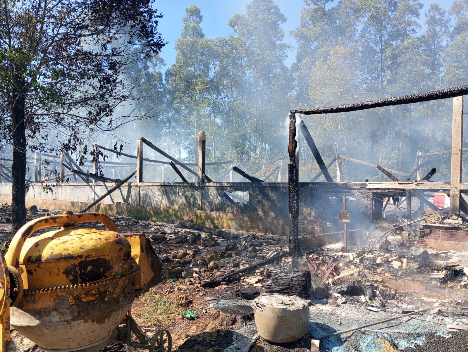 Incêndio em Galpão de 1500m² é destruído pelo fogo em Nova Erechim/SC