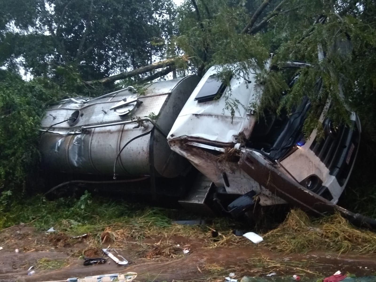 MOTORISTA E FAMÍLIA SAEM ILESOS DE ACIDENTE COM CAMINHÃO NA BR-282