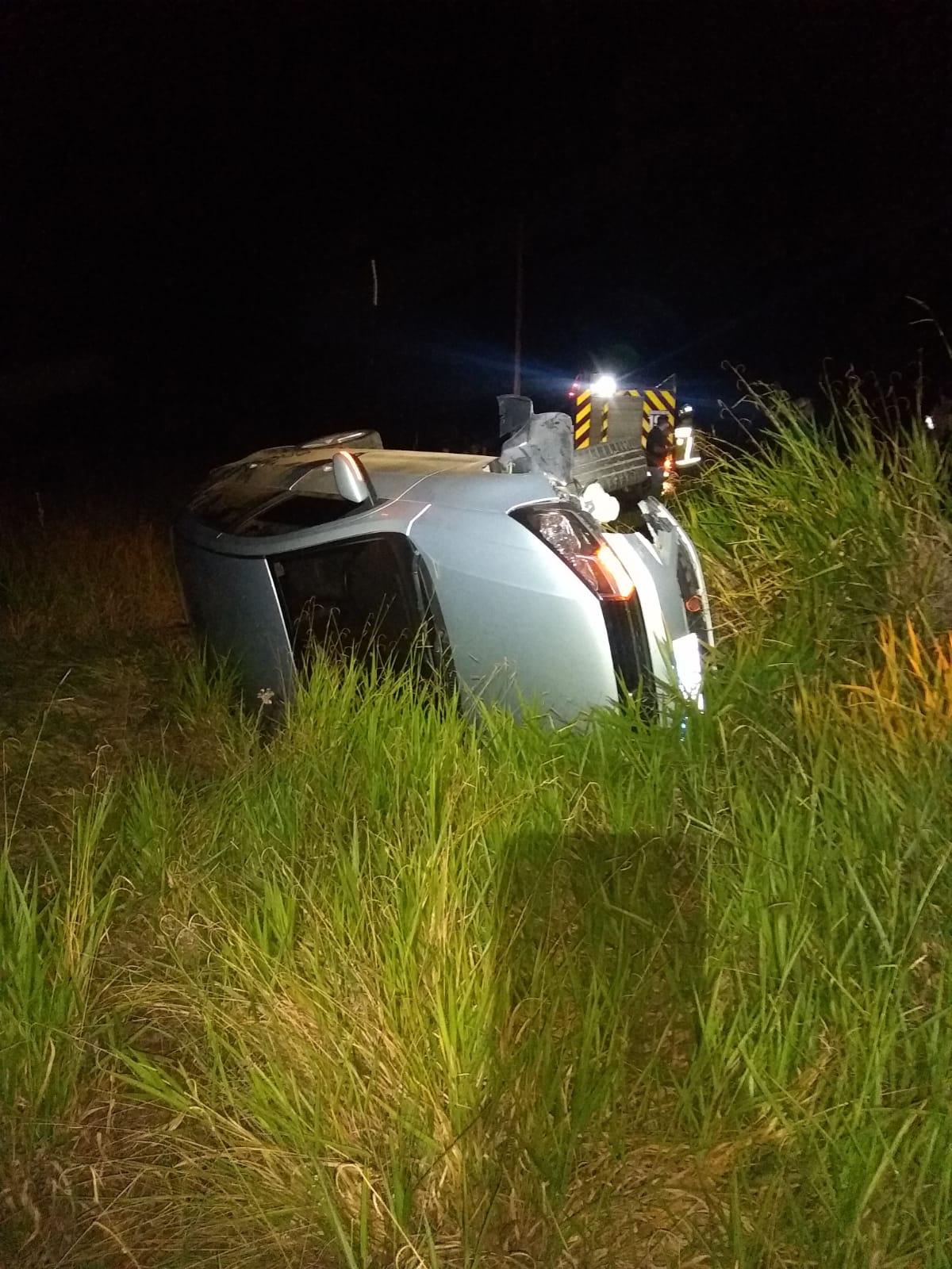 SAÍDA DE PISTA SEGUIDA DE CAPOTAMENTO DE VEÍCULO GOL NA SC-157