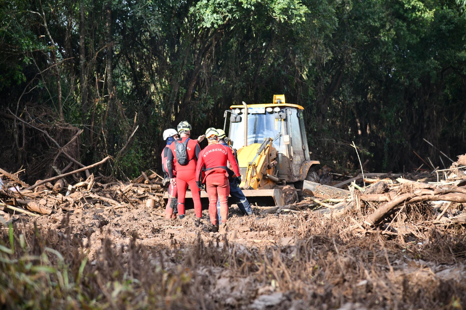 EQUIPES DO CORPO DE BOMBEIROS DE SANTA CATARINA REALIZAM BUSCAS EM CRUZEIRO DO SUL RS