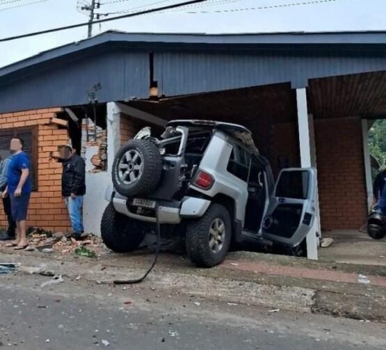 Motorista perde controle, carro “voa” e atinge casa em SC