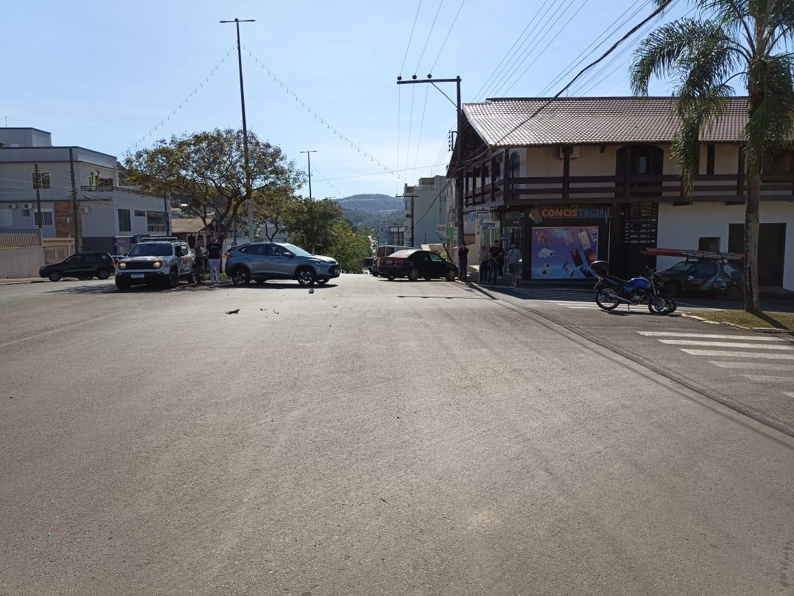 ACIDENTE ENTRE CARRO E MOTO NA AVENIDA CORONEL BERTASO EM QUILOMBO