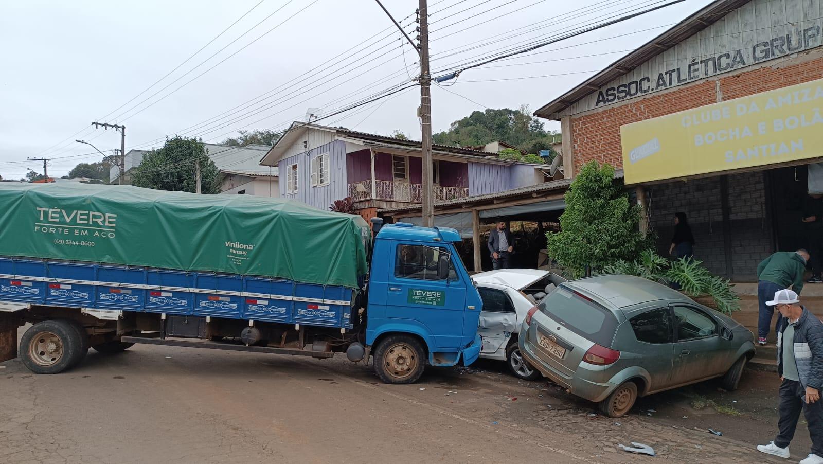 Acidente com caminhão e mais outros dois veículos no Centro de Quilombo/SC