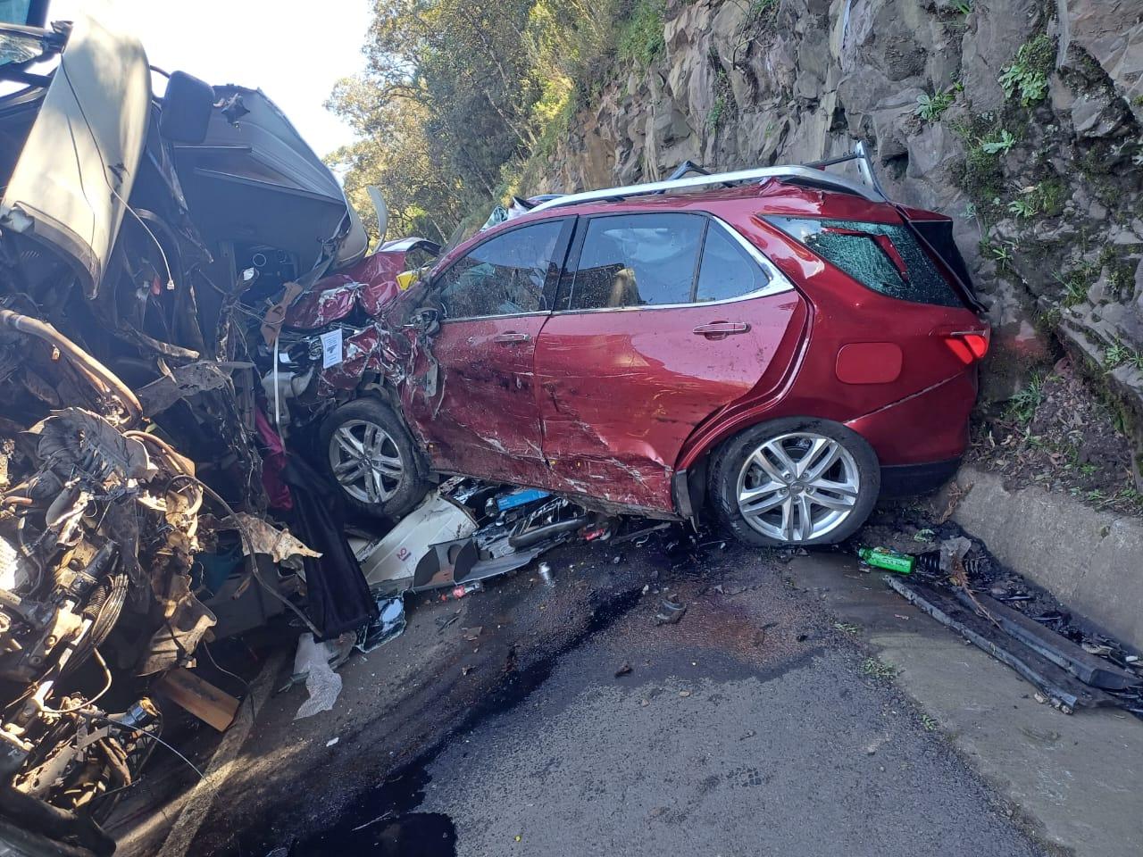 Acidente entre carretas e carros deixa quatro pessoas gravemente feridas em SC