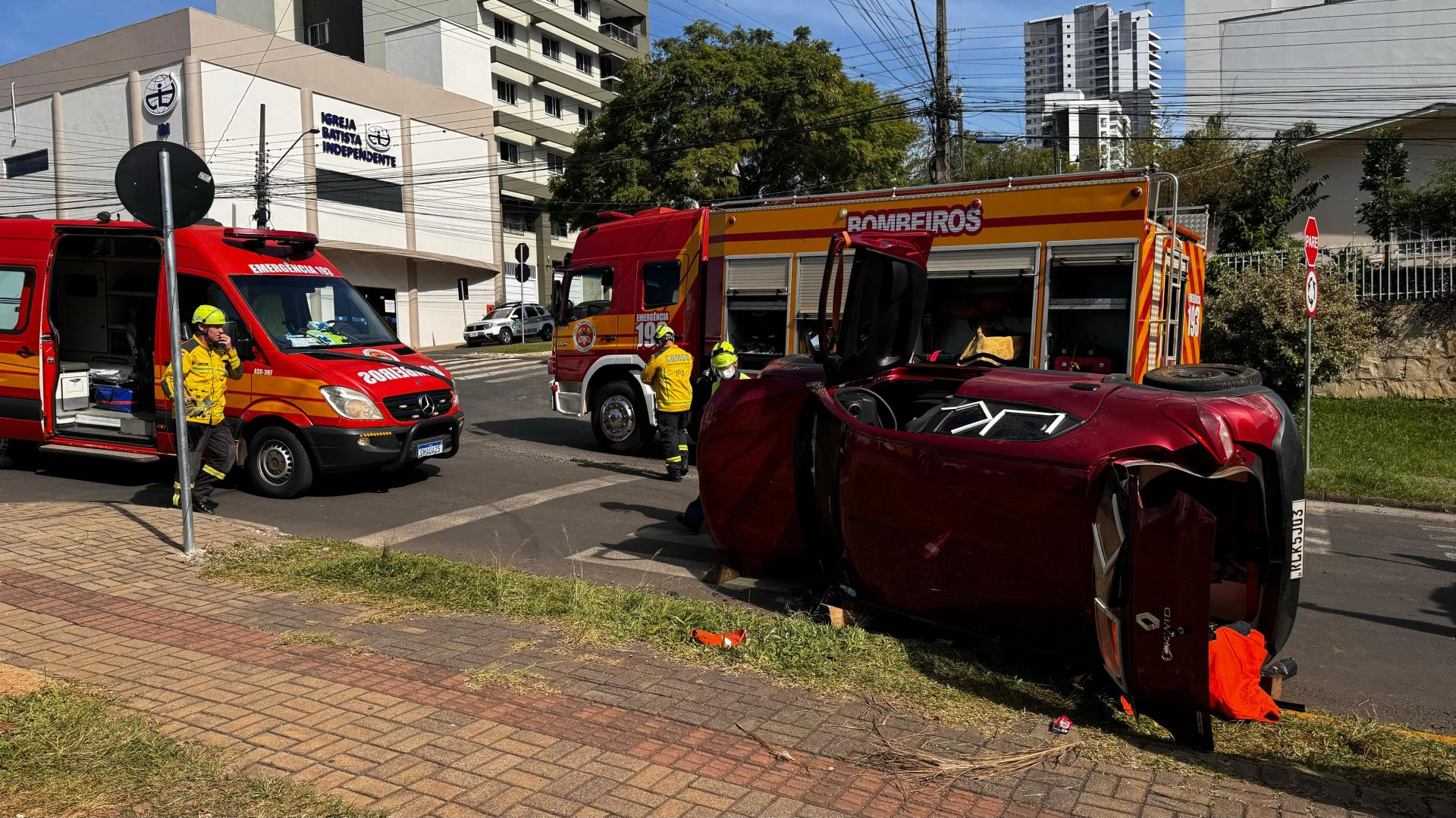 COLISÃO ENTRE DOIS VEÍCULOS EM CHAPECÓ DEIXA UM DOS CUNDUTORES PRESO DENTRO DO VEÍCULO