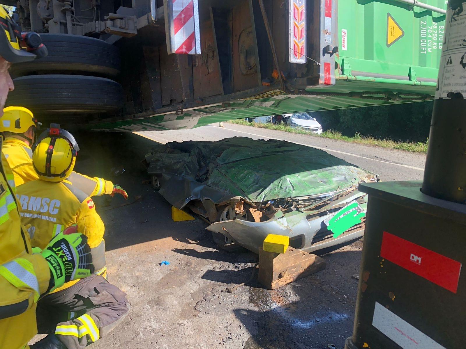 Duas pessoas morrem após caminhão do Oeste de SC tombar e esmagar carro