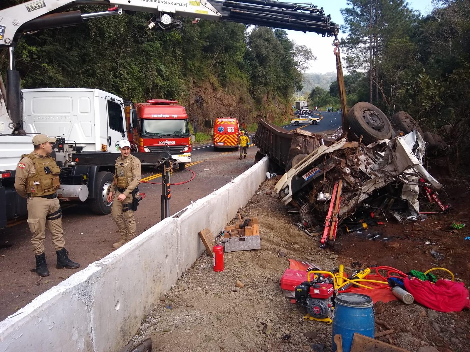 Grave acidente na SC-283 deixa motorista de caminhão preso as ferragens