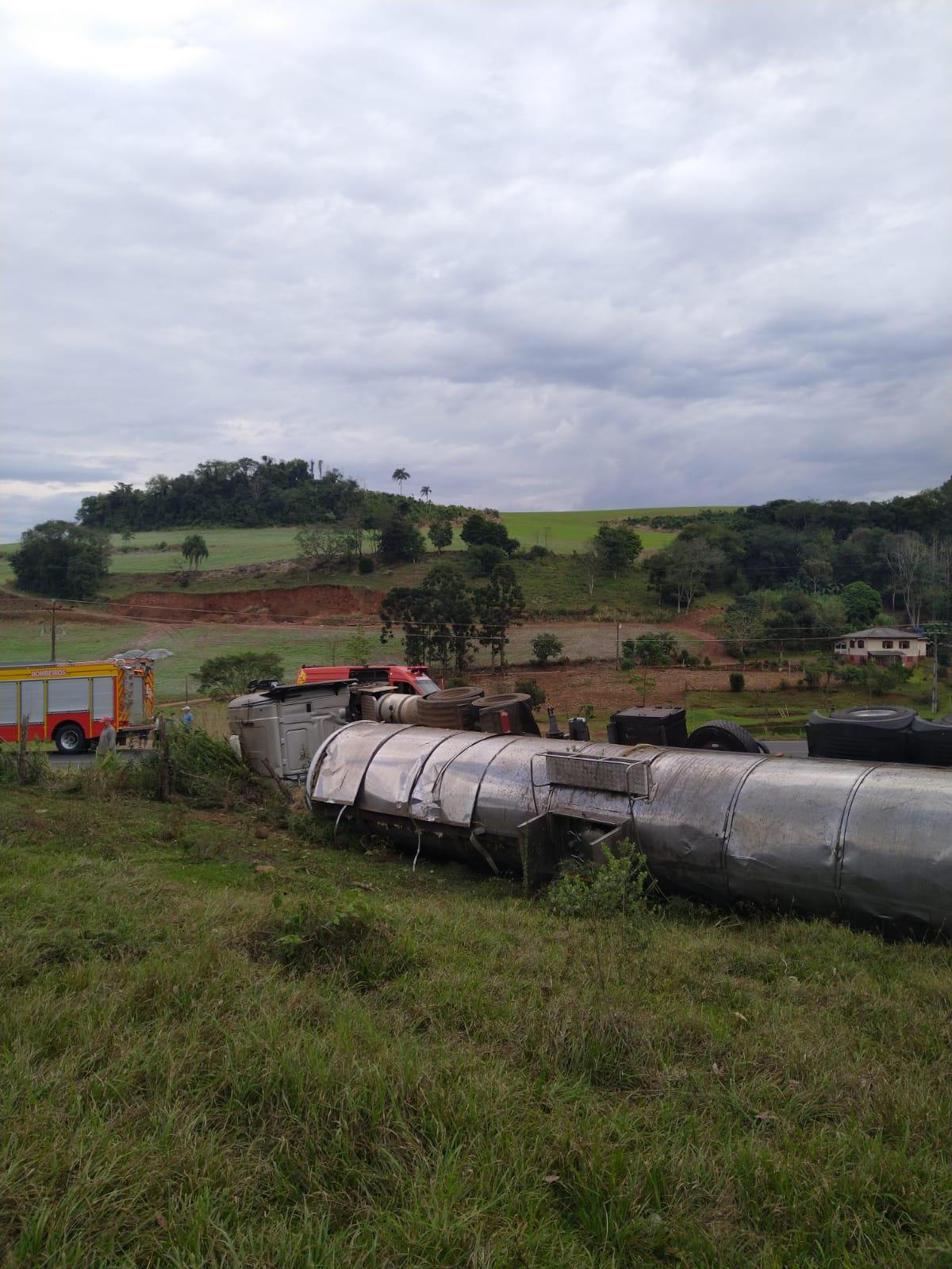 Motorista perde o controle e tompa carreta na SC-157, Linha Pinhal Quilombo/SC