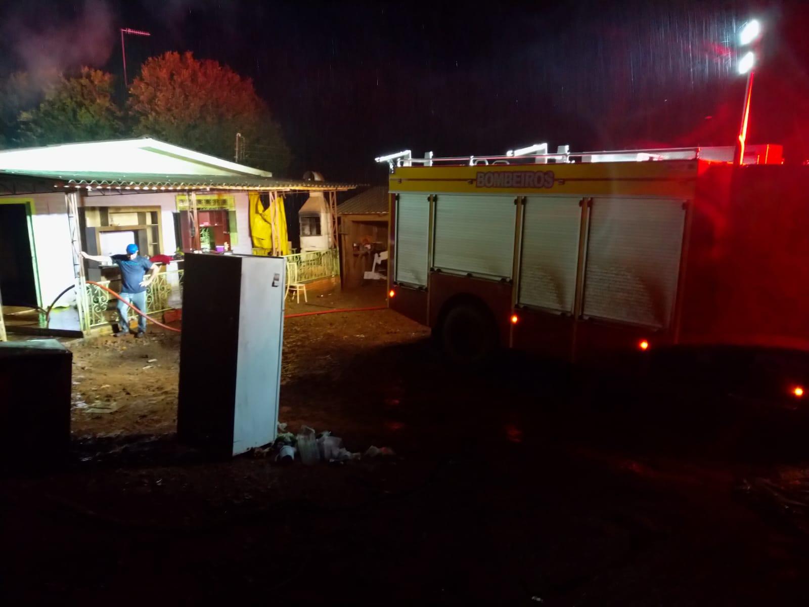 RESIDÊNCIA É PARCIALMENTE DESTRUÍDA PELO FOGO NO INTERIOR DE QUILOMBO SC