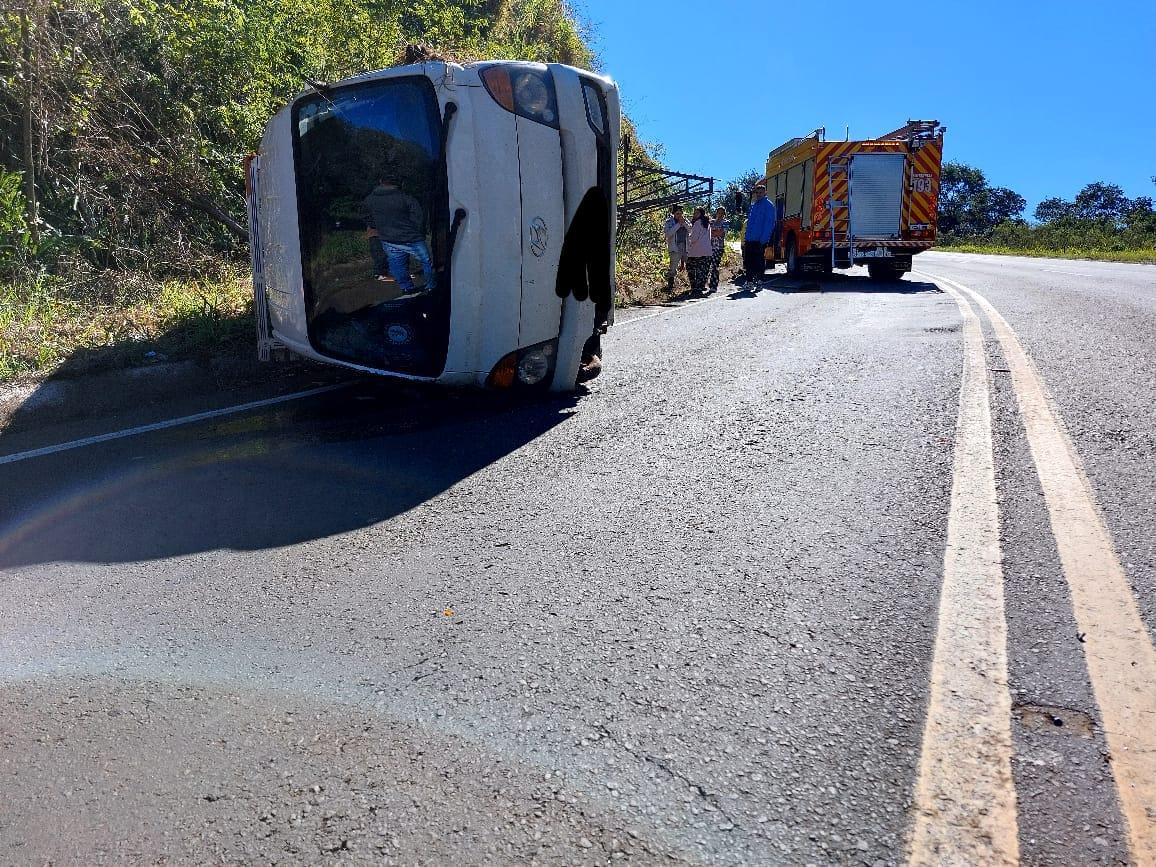 Tombamento de caminhão na SC-157 em Quilombo/SC