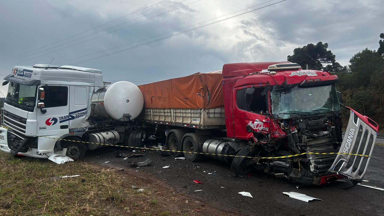 Acidente entre três carretas em Ponte Serrada/SC