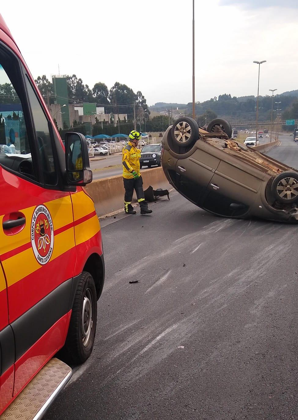 Motorista perde o controle de veículo e capota na BR-480 em Chapecó/SC