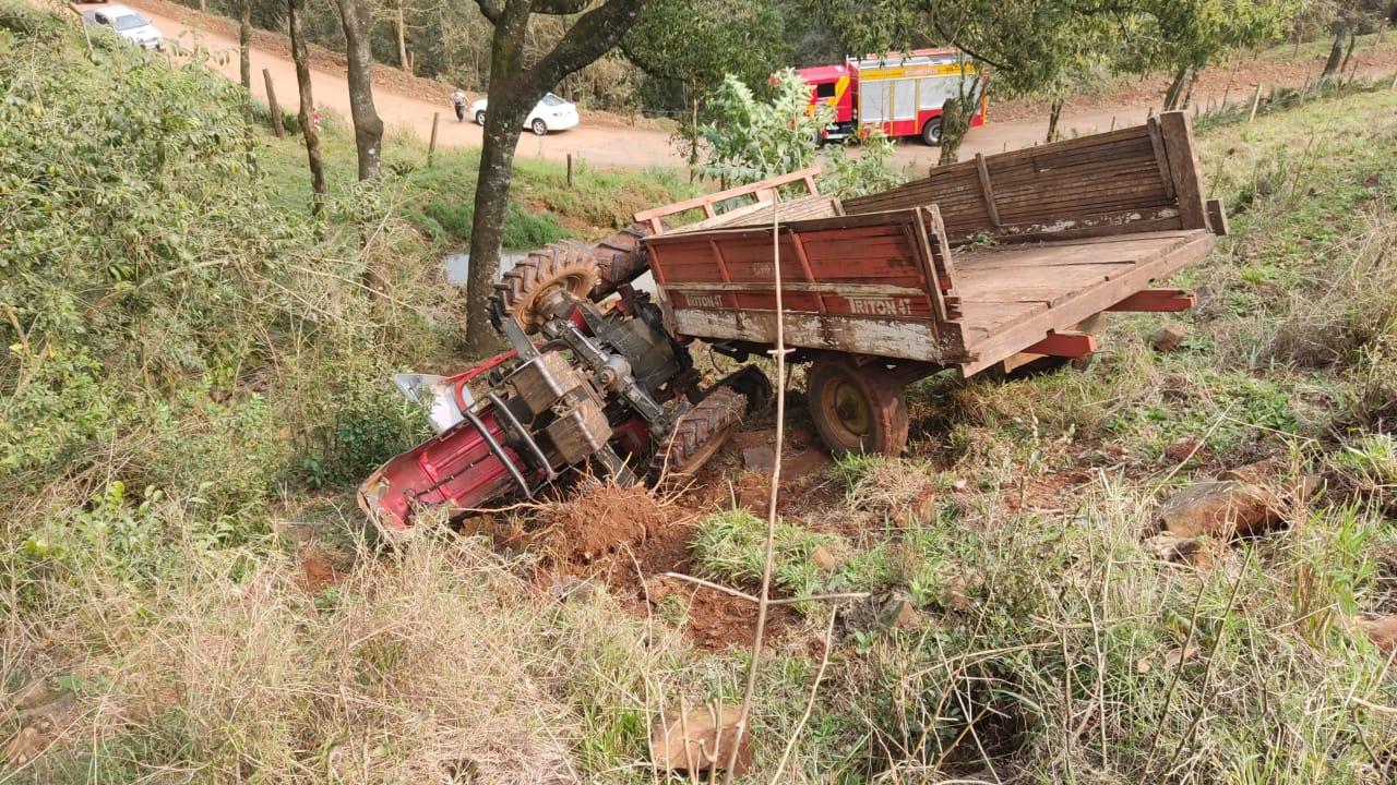 Acidente com trator na linha Pinhal interior de Quilombo