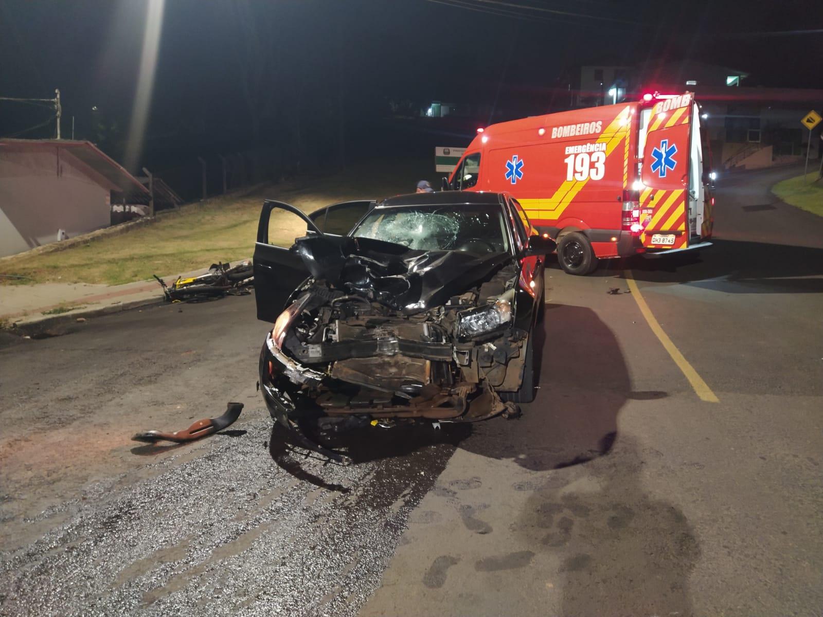 Colisão carro e moto deixa condutor ferido no centro de Quilombo-SC