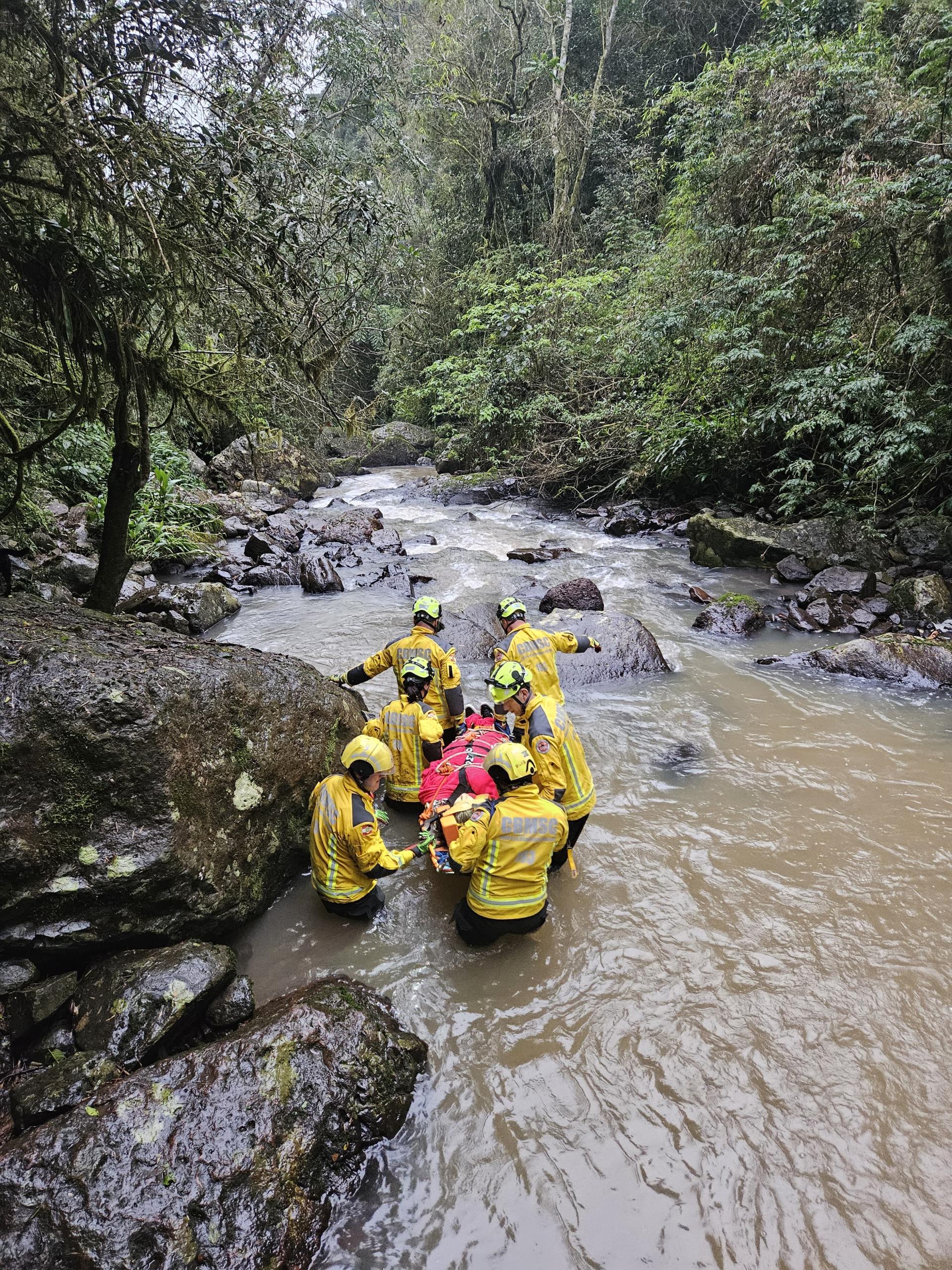 Mulher de 25 anos sofre queda na Trilha do Pitoco em Chapecó, é resgatada pelos Bombeiros