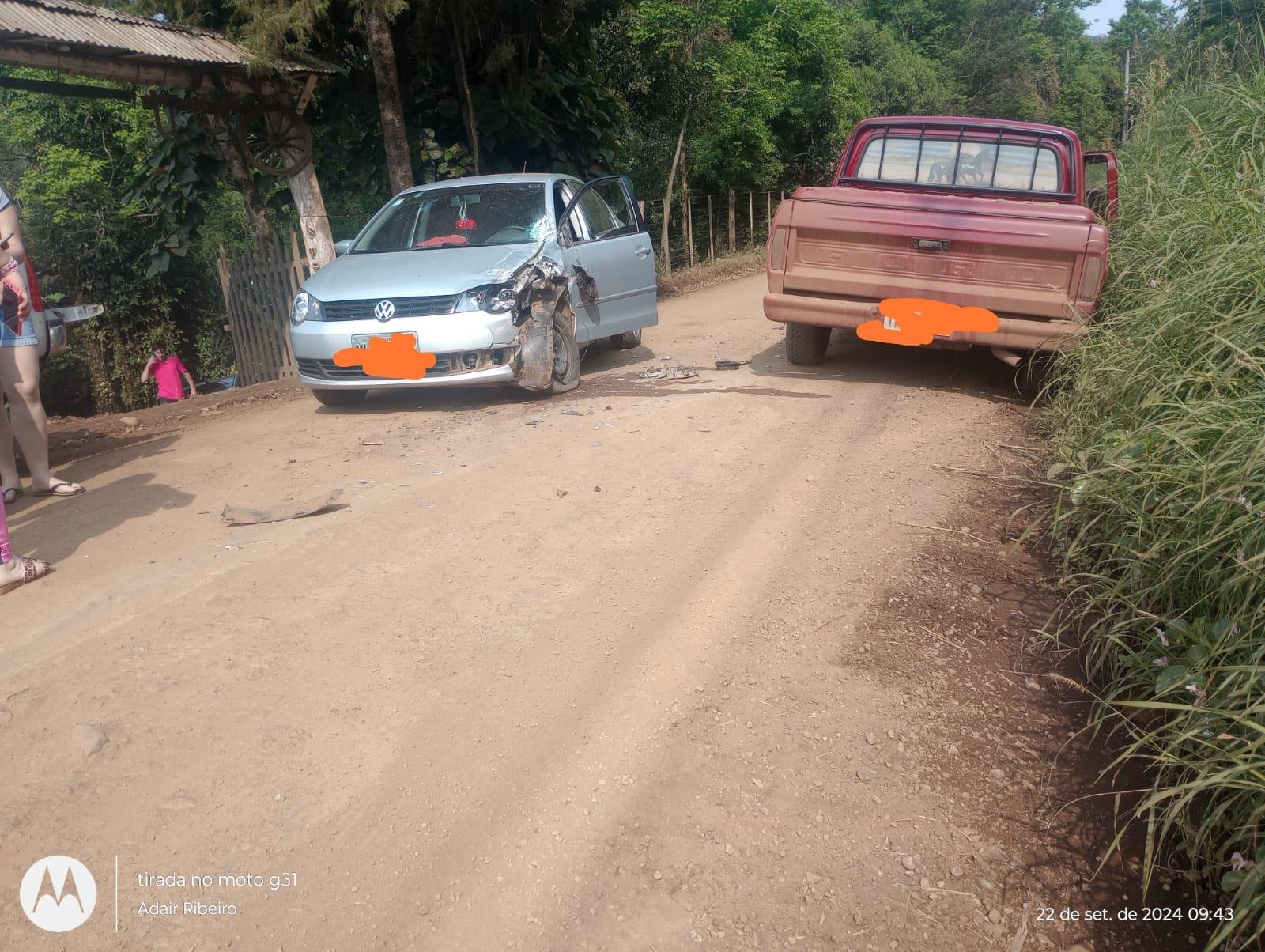 Acidente entre dois veículos no interior de Quilombo