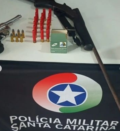 Polícia Militar Ambiental apreendeu armas de fogo e no local funcionava rinha de galo no Oeste Catarinense