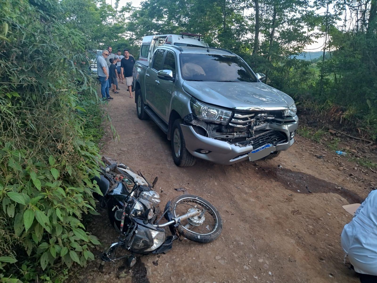 Acidente entre carro e moto no município de Irati/SC