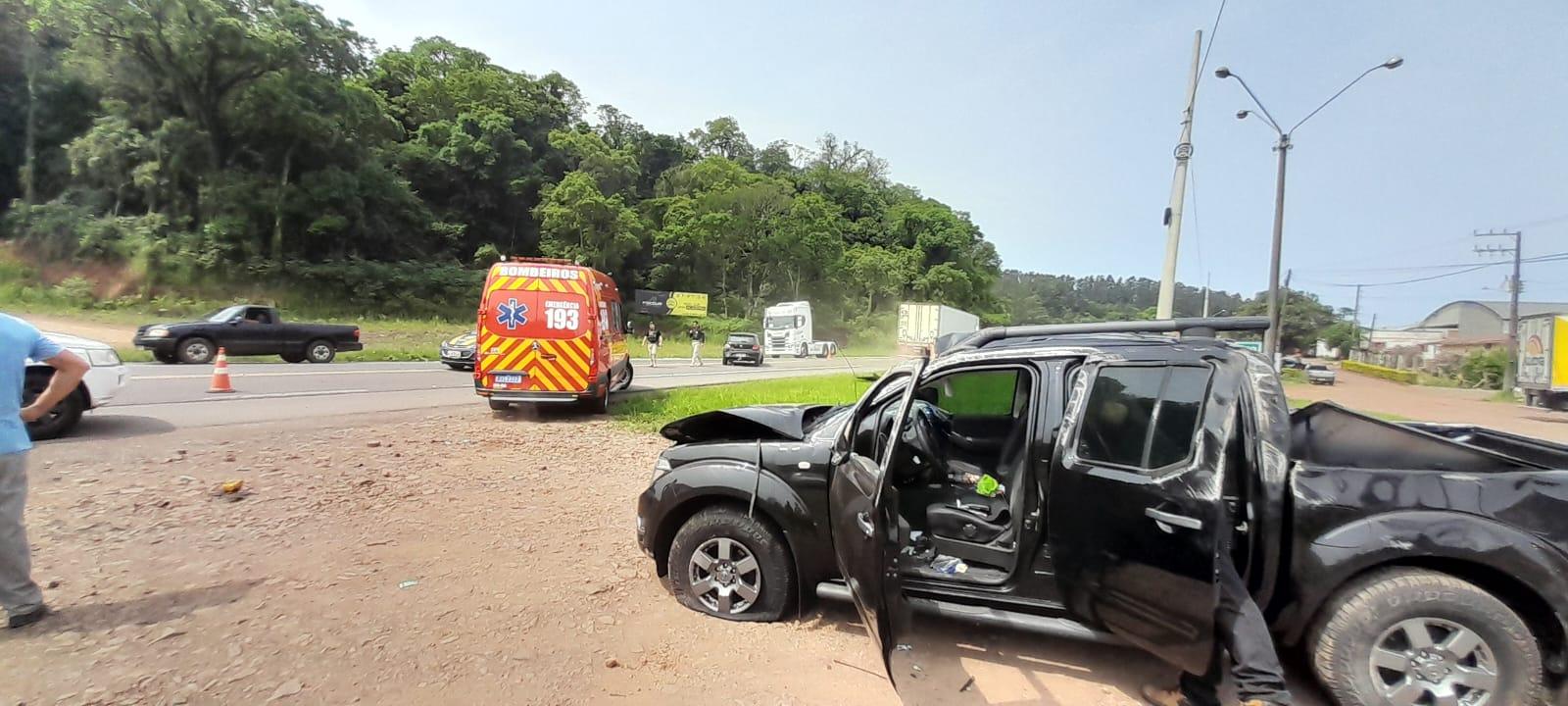 ACIDENTE ENTRE DOIS VEÍCULOS NA BR-282 DEIXA IDOSA FERIDA GRAVEMENTE