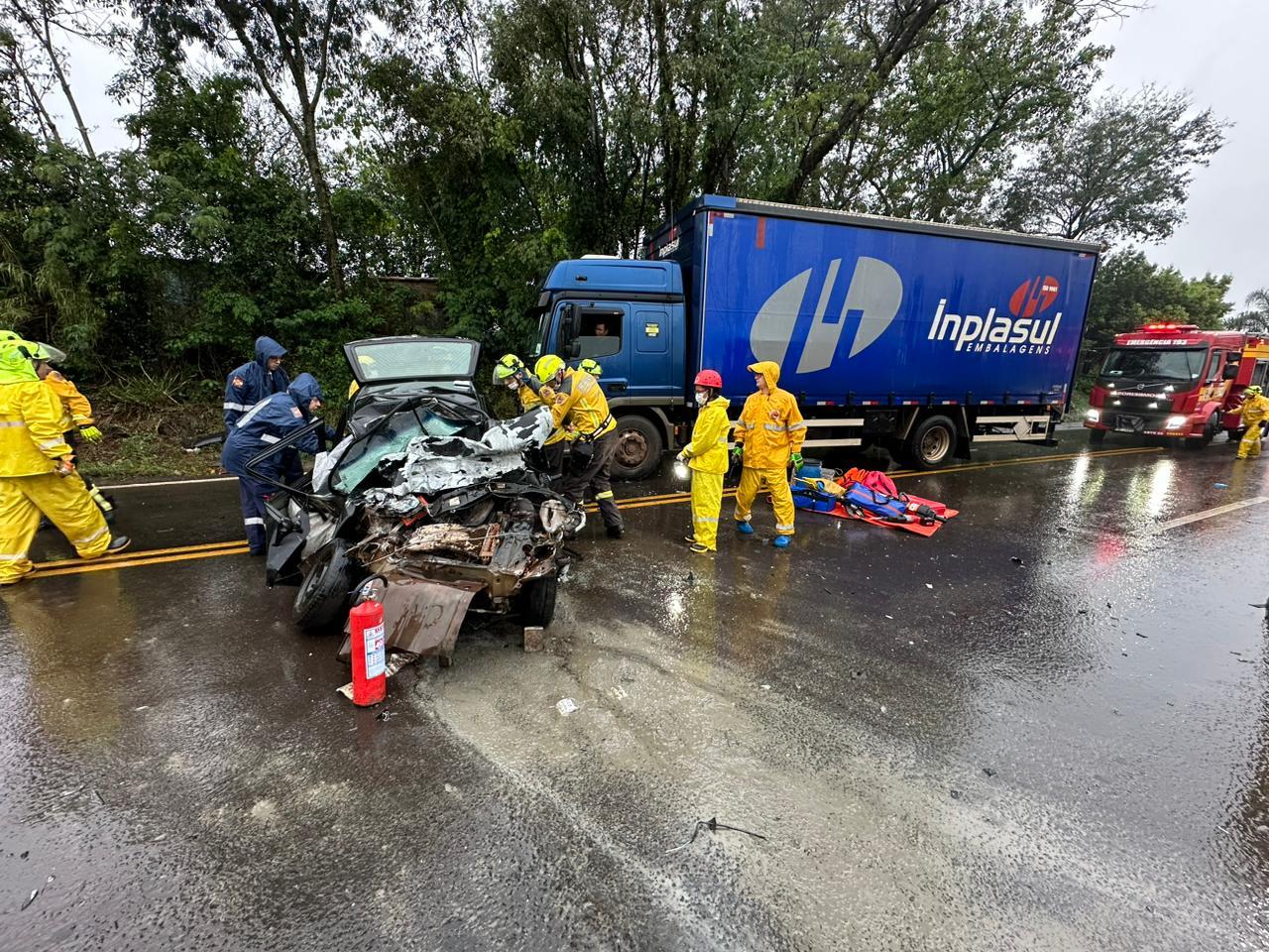 Colisão frontal entre Fiat Uno e Caminhão na SC-157 deixa mulher encarcerada