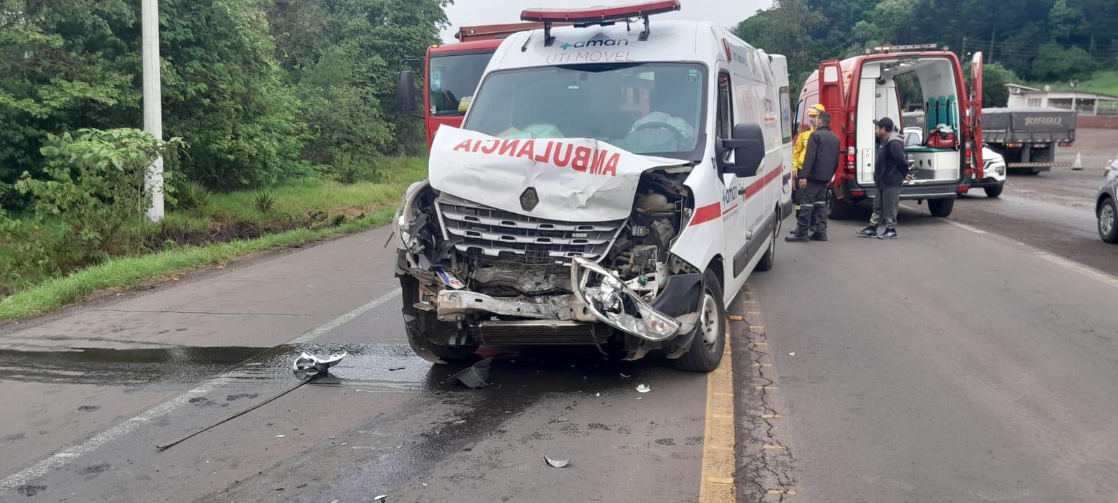 Grave acidente de trânsito na BR-282 envolve 3 caminhões e ambulância da saúde de Descanso