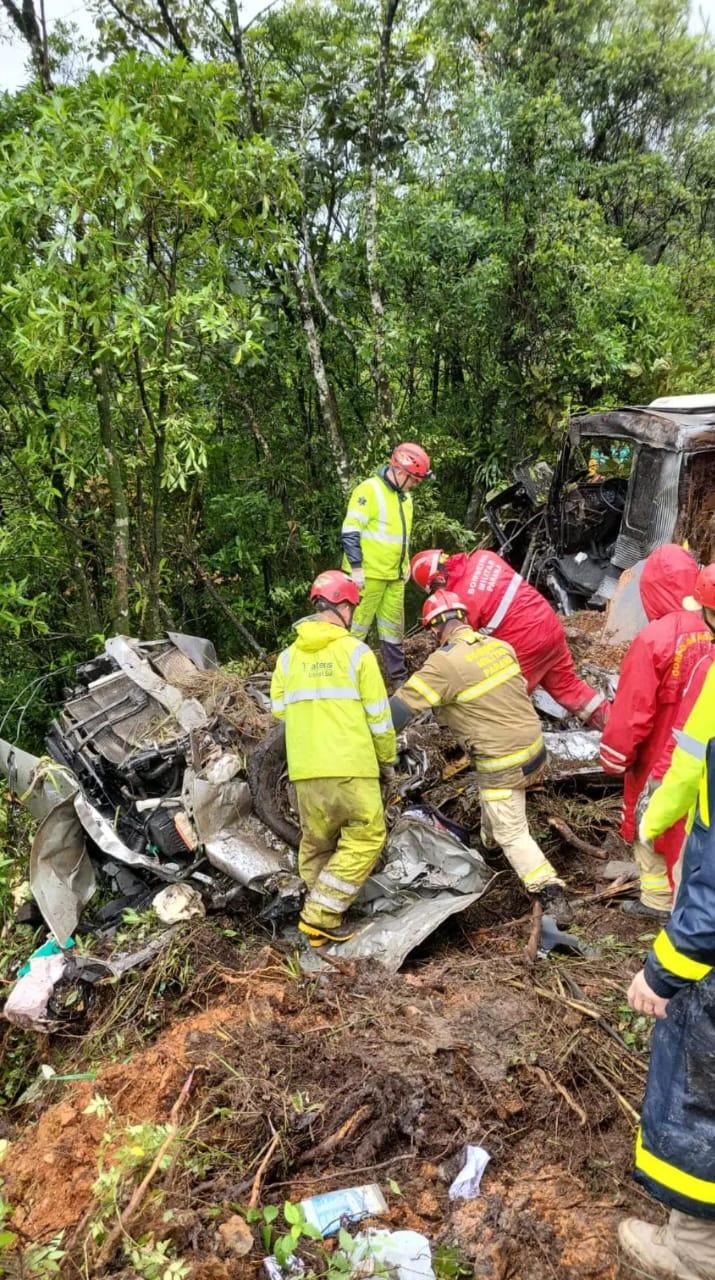 Nove adolescentes de uma equipe gaúcha de Remo morrem em grave acidente no Paraná