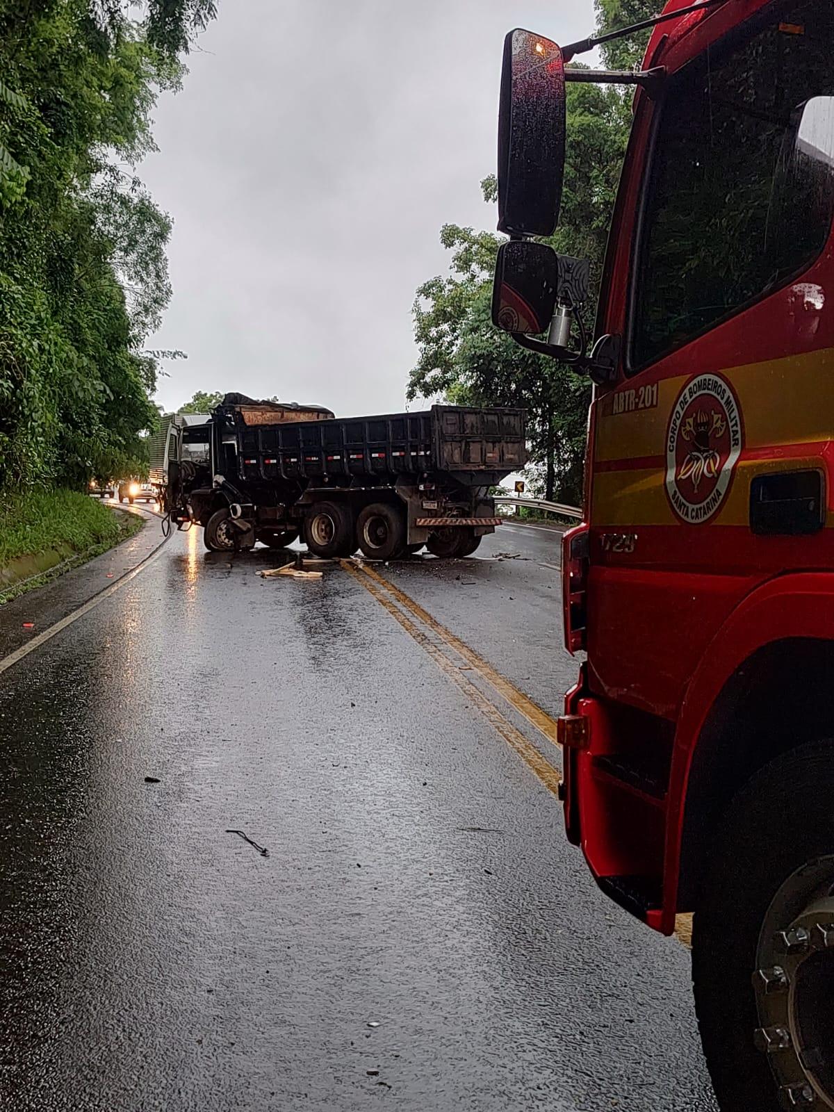 Acidente na SC-157 entre dois caminhões deixa um dos motoristas ferido em Quilombo