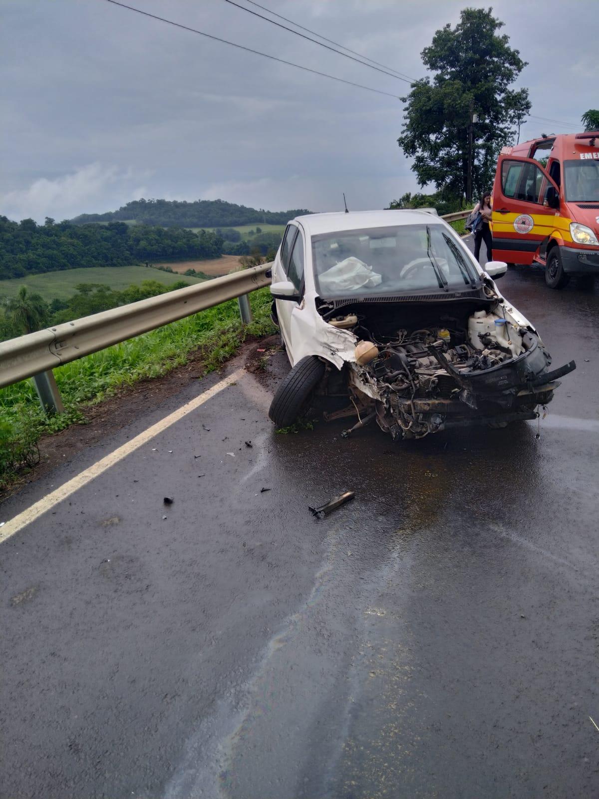 COLISÃO CARRO X CAMINHÃO NA SC-157 EM QUILOMBO