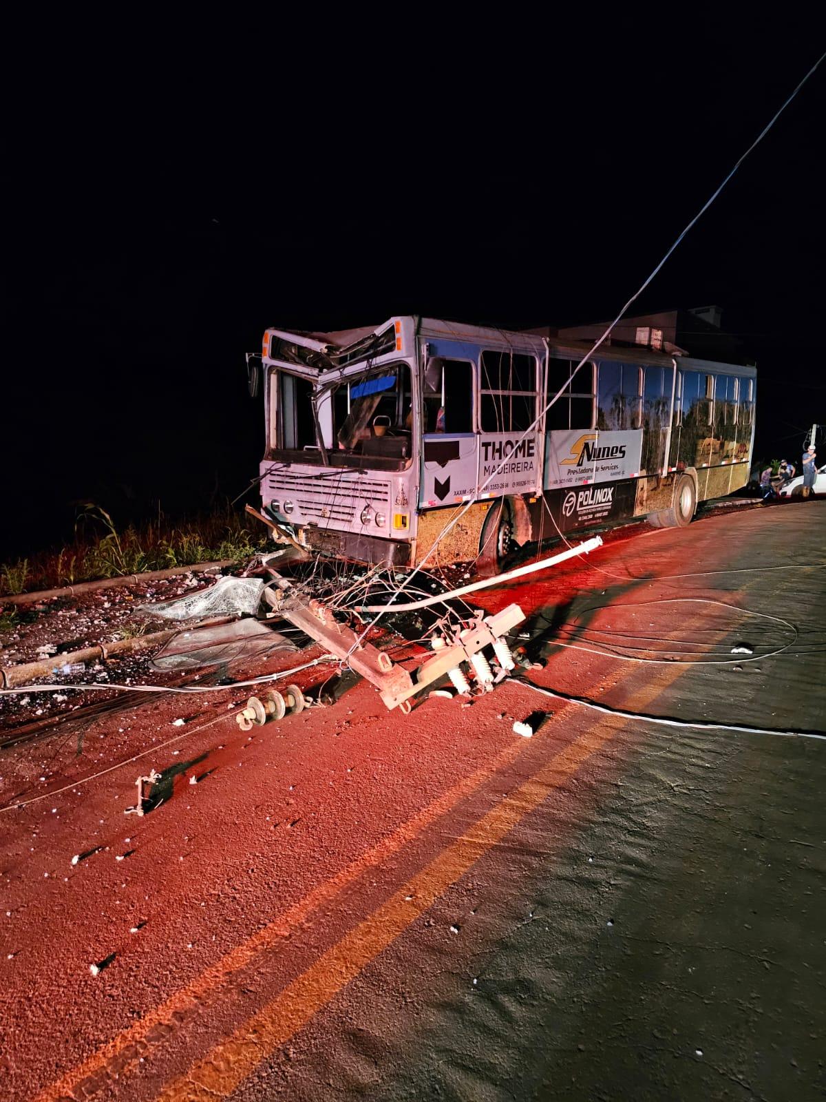 Ônibus colide com postes e deixa feridos em Santiago do Sul/SC