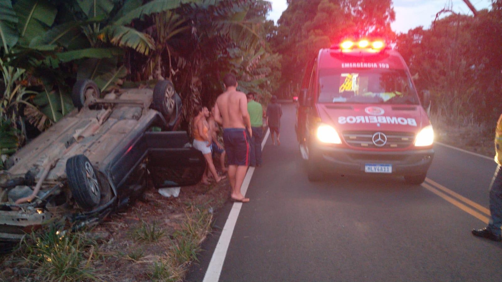 Carro com três ocupantes capota no Acesso Sul de Quilombo e carona tem suspeita de TCE