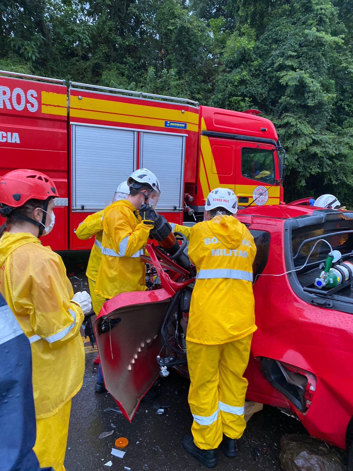 HOMEM FICA GRAVEMENTE FERIDO EM COLISÃO CARRO E CARRETA NA SC-157