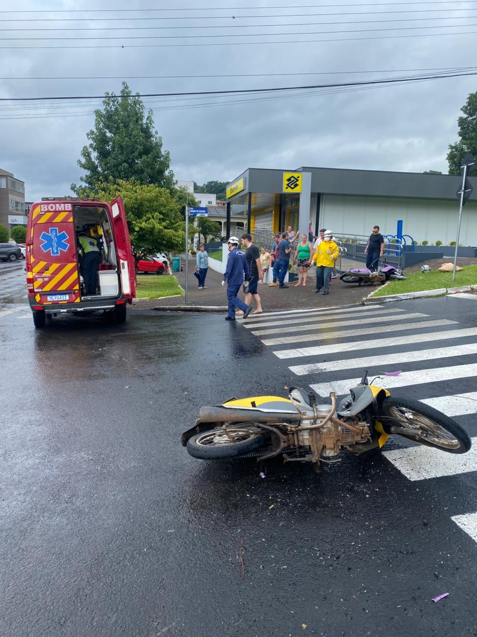 Quilombo: Colisão moto x moto na Avenida Plínio Bodanese deixa duas pessoas com ferimento leve